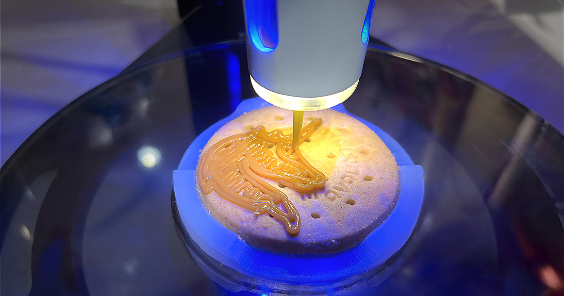 «Азбука вкуса» на Новой Риге начала печатать сладости на 3D-принтере
