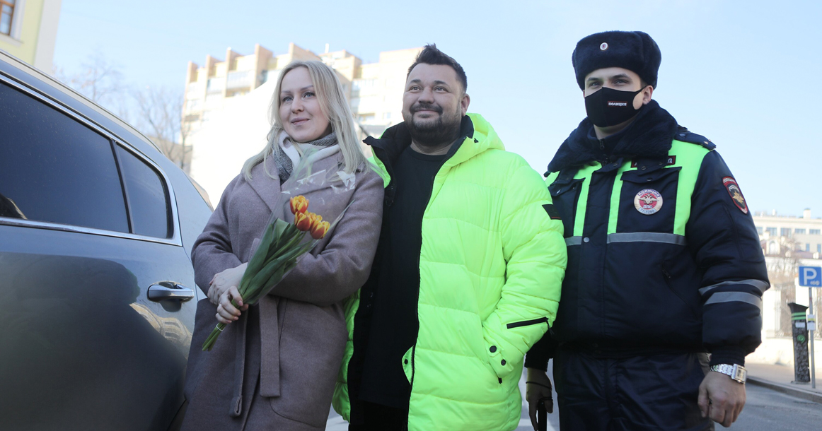 Для ГИБДД и Сергея Жукова, дарящих женщинам за рулем цветы, 8 Марта наступило уже сегодня