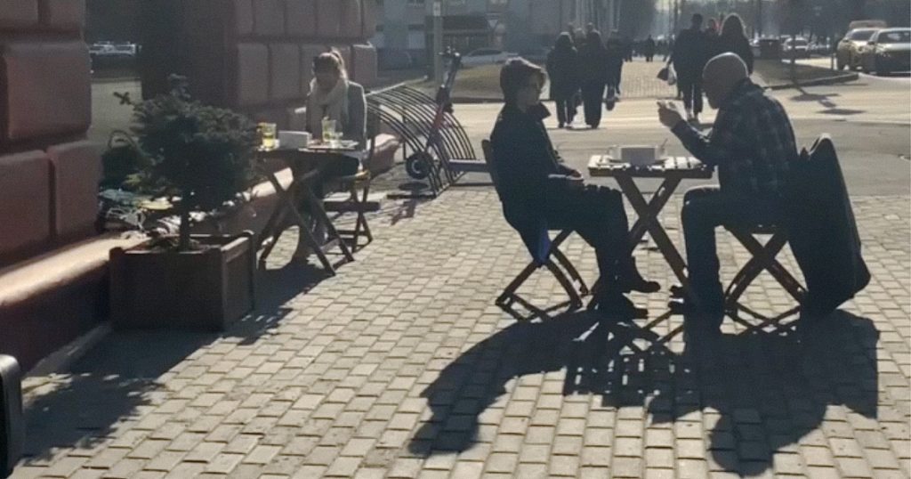 В кафе раньше времени заработали летние веранды