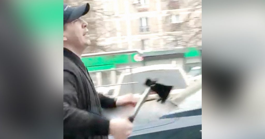 Подравшиеся сегодня в очереди к «Макавто» в Чертаново достали перцовый баллончик и топор