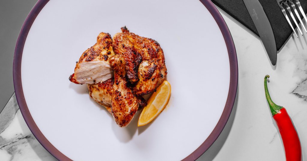 В Piri-Piri на Петровке винтажно, богемно, пьяно и сытно — спасибо «велосипедной» курице
