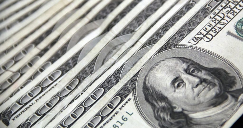 ЦБ запретил переводить родным за рубеж больше 5 тысяч долларов в месяц