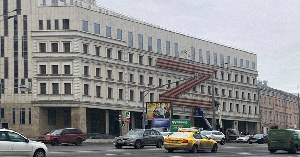 На театре Олега Табакова на Сухаревской повесили огромную букву Z
