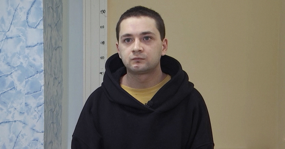 На Романа Сахарова, сломавшего фигуру бабушки с флагом, завели уголовное дело