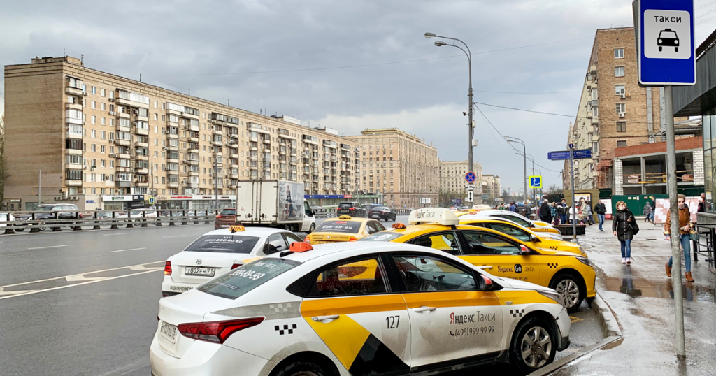 С завтрашнего дня снова подорожает такси, сообщает «Яндекс»