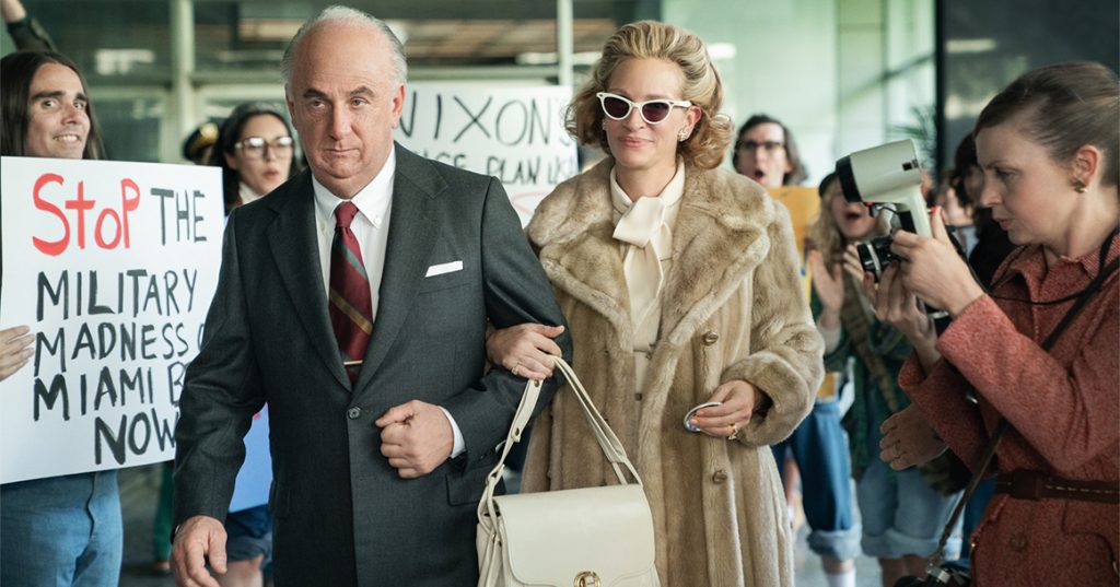 Если Джулия Робертс отвечает в сериале «Газлит» за драму, то Шон Пенн — за фарс