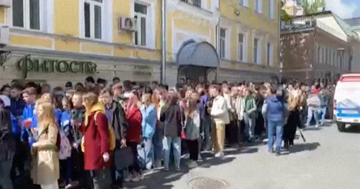 Толпа пришла к посольству Латвии возложить цветы к стихийному мемориалу воинам-освободителям