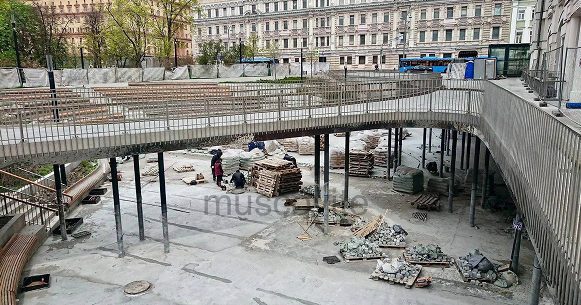 У Политеха сняли всю плитку, которую только уложили осенью