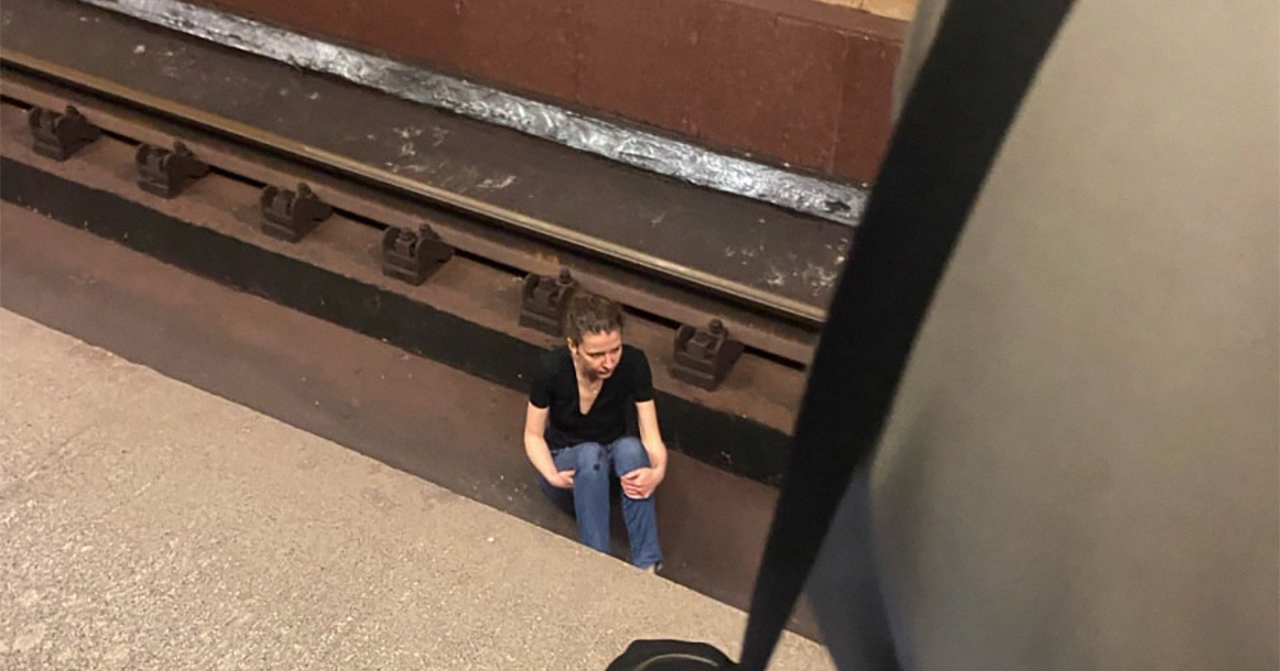Упавшую на «Сретенском бульваре» девушку ставят в пример правильного поведения на рельсах