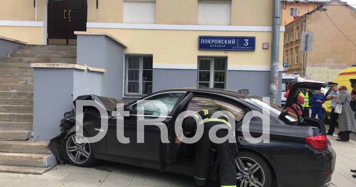 На Покровском бульваре машина влетела в здание
