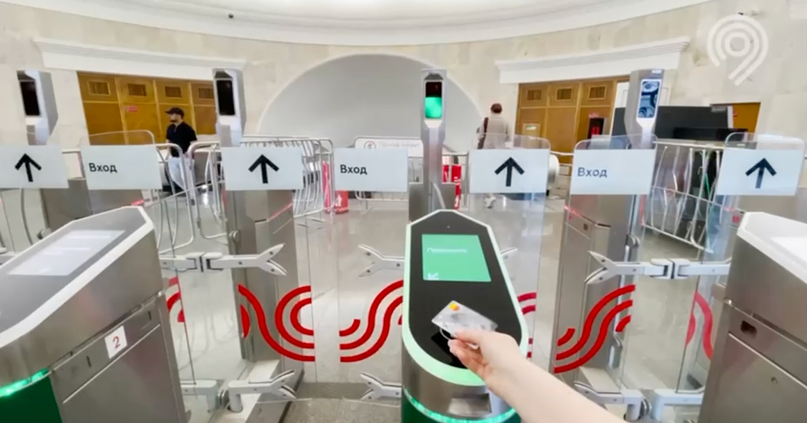Все турникеты метро будут принимать банковские карты уже до конца этого года