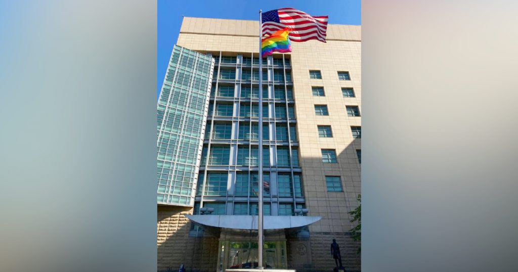 Посольство США уже традиционно вывесило флаг ЛГБТ