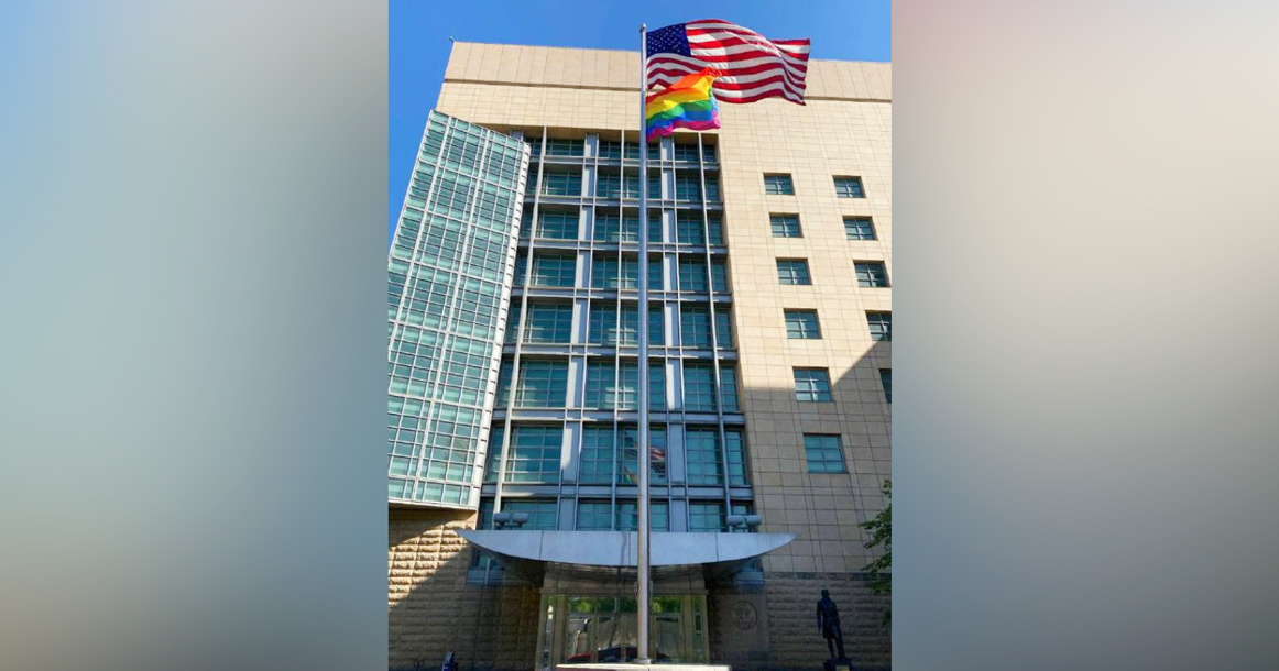 Посольство США уже традиционно вывесило флаг ЛГБТ