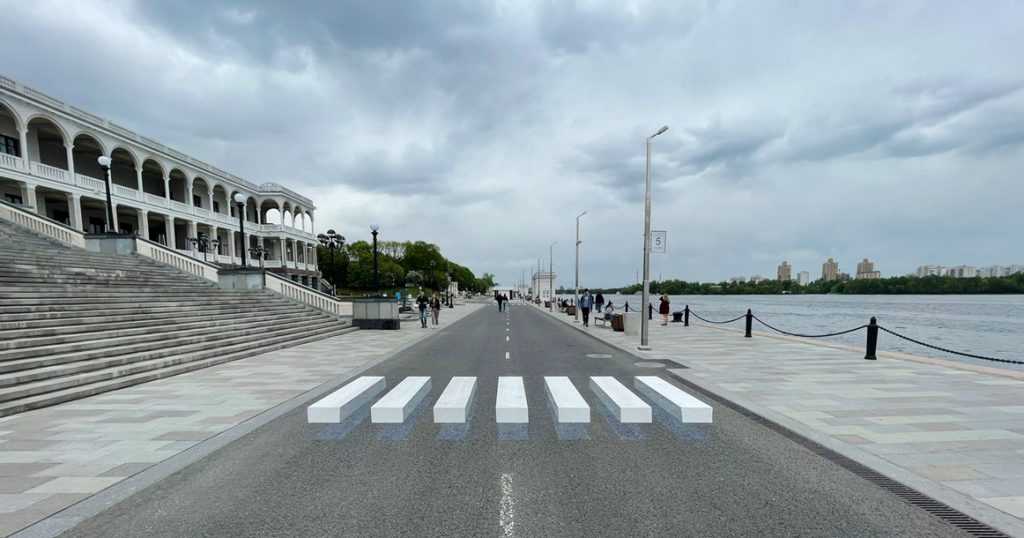 Водителей возмутила новая 3D-зебра у Северного речного вокзала — первая в Москве