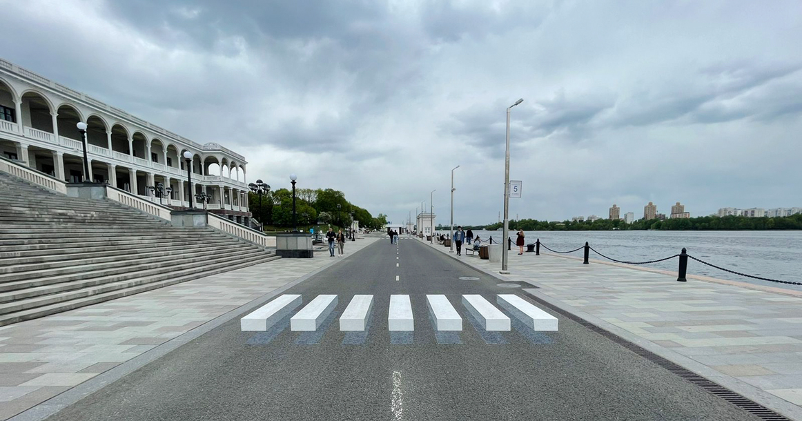Водителей возмутила новая 3D-зебра у Северного речного вокзала — первая в Москве