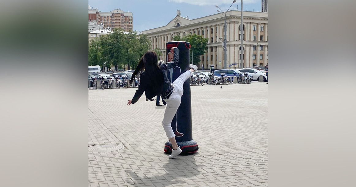У метро «Аэропорт» установили грушу для битья с фотографией Байдена