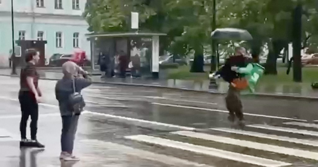 Курьер помог девушке преодолеть лужи — перенес через дорогу на руках