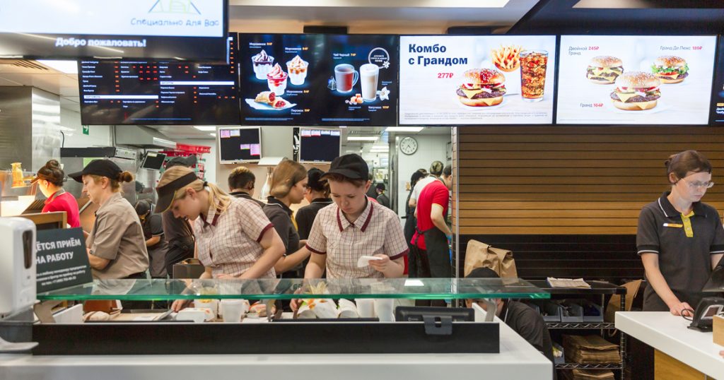 Сеть «Вкусно — и точка» переобучит и примет на работу уволенных сотрудников Ikea