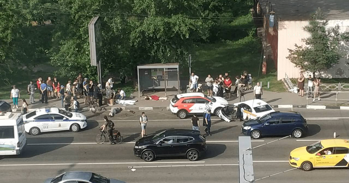 В Люберцах водитель каршеринга протаранил людей на автобусной остановке