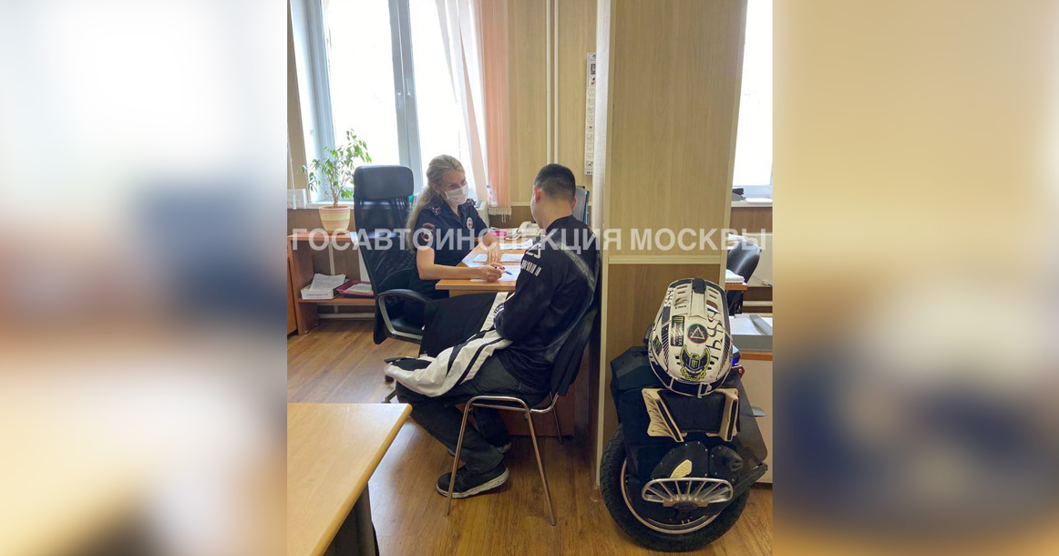 Лихачу на моноколесе, который гнал по Кутузовскому под 100 км/ч, выписали шесть протоколов