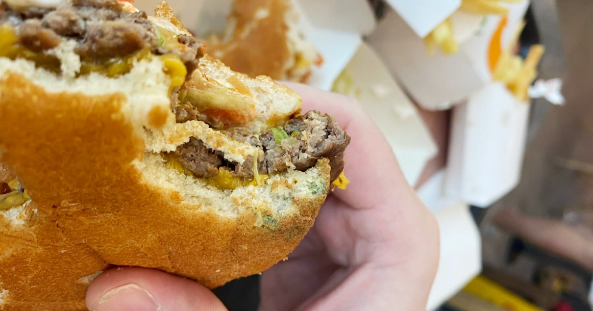 Москвичи жалуются на плесень в бургерах «Вкусно — и точка»