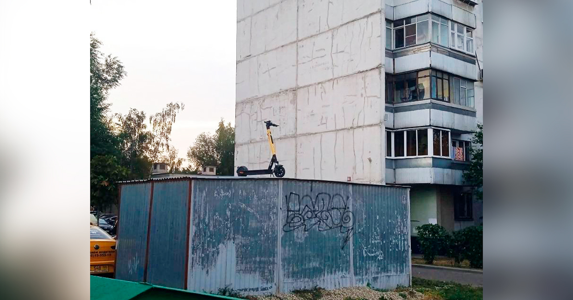 В Солнцево придумали новый способ необычно припарковать самокат