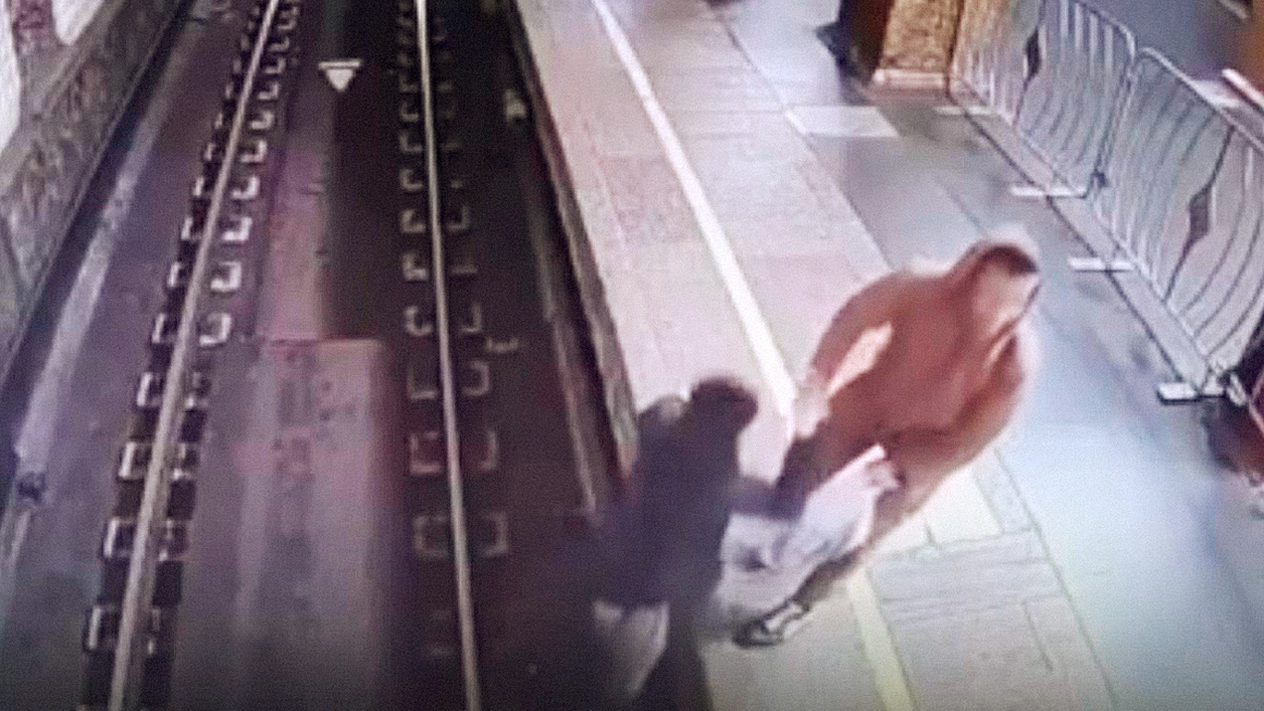 Пассажир получил штраф за то, что спрыгнул на пути в метро, чтобы достать наушники