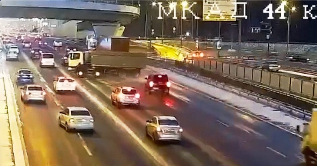 Катастрофы на гололедице и задержки рейсов: последствия урагана в Москве