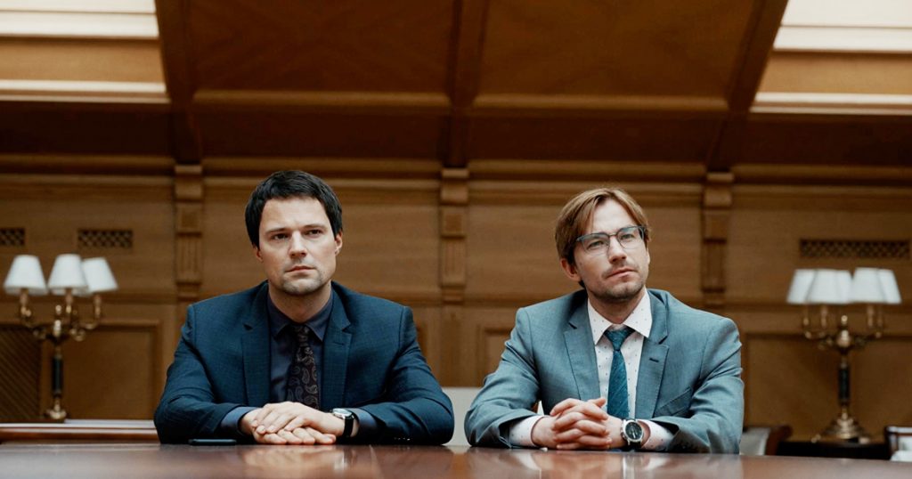 Сериал «Надвое» с устаревшими шутками про «бордюры-поребрики» патологически не искрит