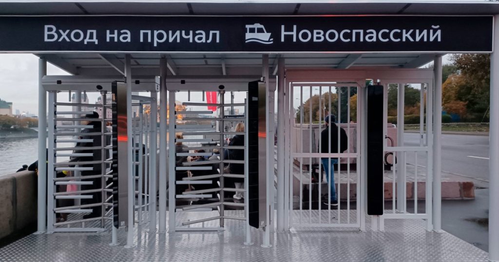 На причалах начали устанавливать турникеты