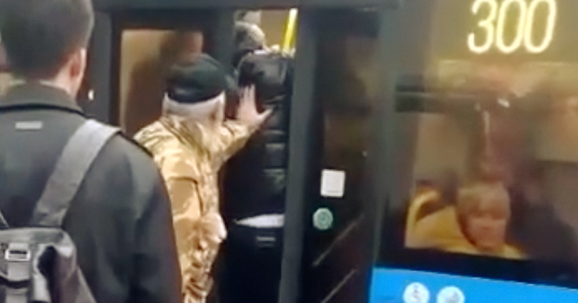«Похлеще Выхино»: в утренний час пик пассажиров приходится утрамбовывать в 300-й автобус
