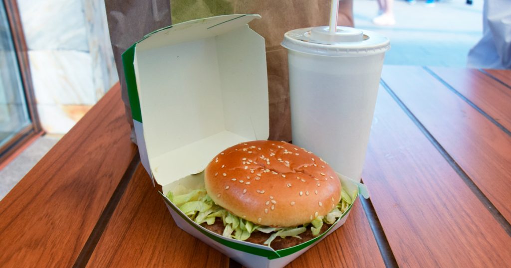 «Вкусно — и точка» повысила цену на бургеры сразу на 7–10%
