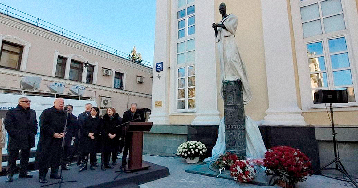 На Остоженке открыли памятник Галине Вишневской