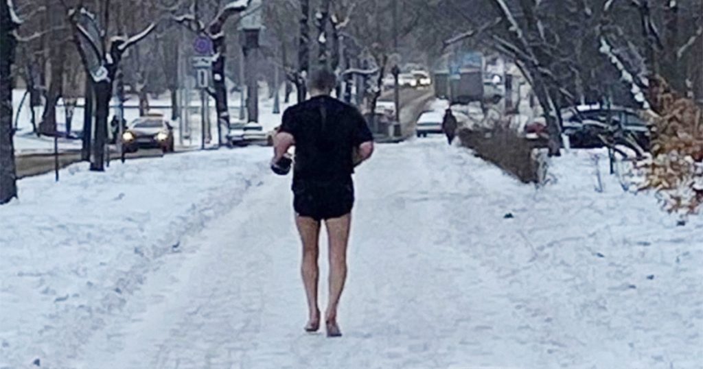 Время «моржей»: в Печатниках на пробежку вышел мужчина в футболке и трусах