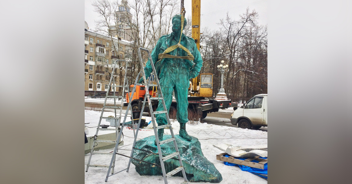 На Соколе начали монтировать памятник Фиделю Кастро
