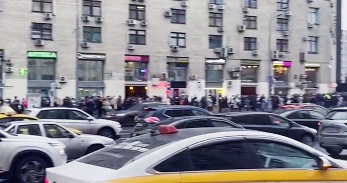 На «Октябрьской» из-за закрытия станций метро образовались огромные очереди на автобусы