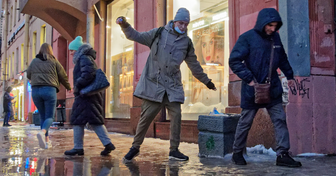 После ледяного дождя улицы по всей Москве превратились в каток