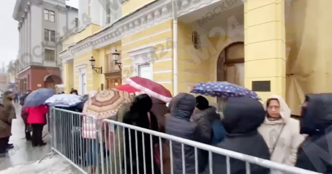 У Большого театра выстроилась огромная очередь за билетами на «Щелкунчик» по 1000 рублей