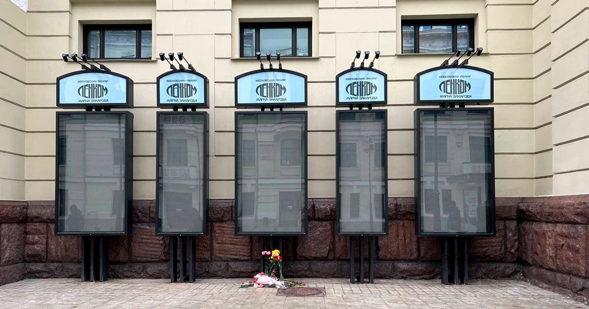 В память о Чуриковой «Ленком» снял все афиши