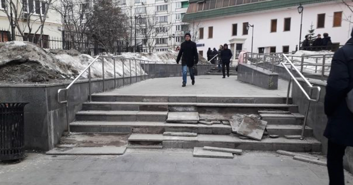 Жители Басманного пожаловались на разваливающуюся плитку у метро «Бауманская»