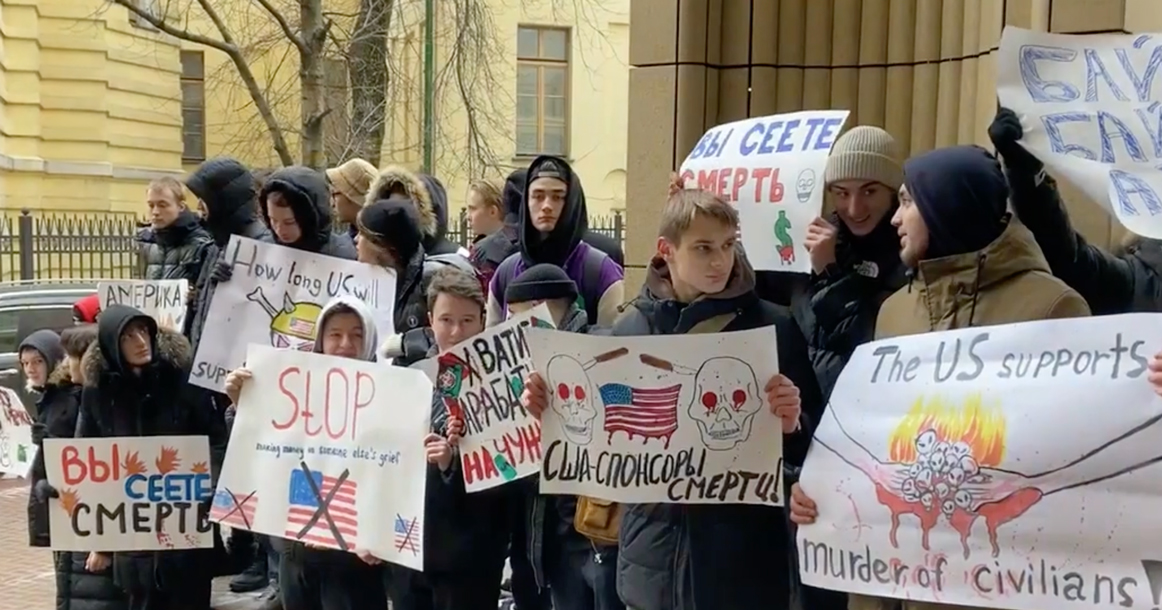 Прибывшую в МИД посла Линн Трейси встретила толпа с антиамериканскими плакатами