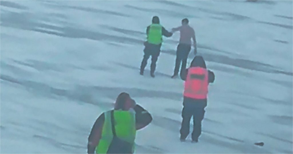 В Домодедово мужчина устроил стриптиз прямо на взлетно-посадочной полосе