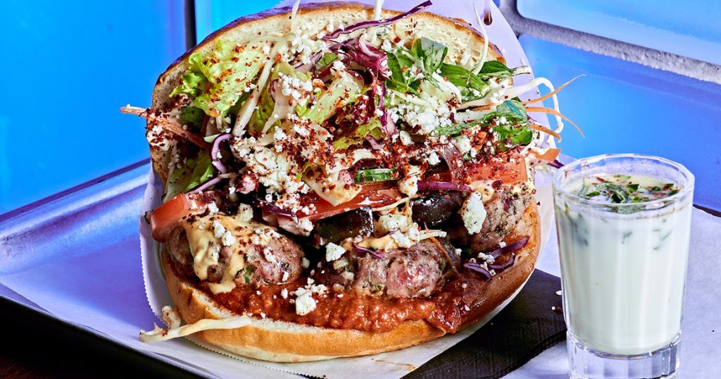В новом Oz Kebab на Чистых прудах увесистые порции на тарелке и сытые счастливые люди вокруг
