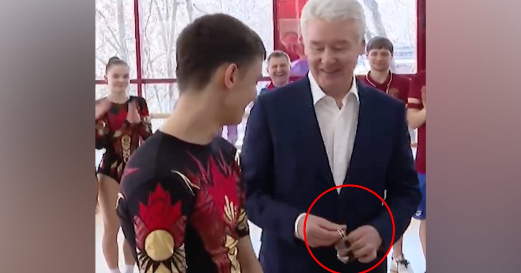 Собянин подарил свои часы на день рождения юному спортсмену из Измайлово