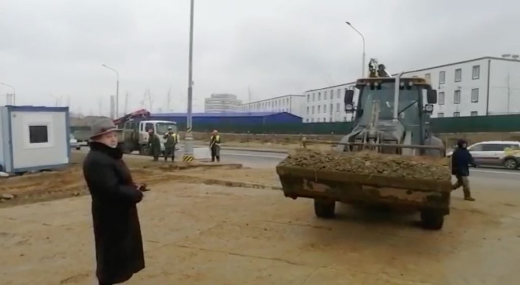 Пожилая жительница Кожухово остановила трактор, протестуя против вырубки Косинского парка