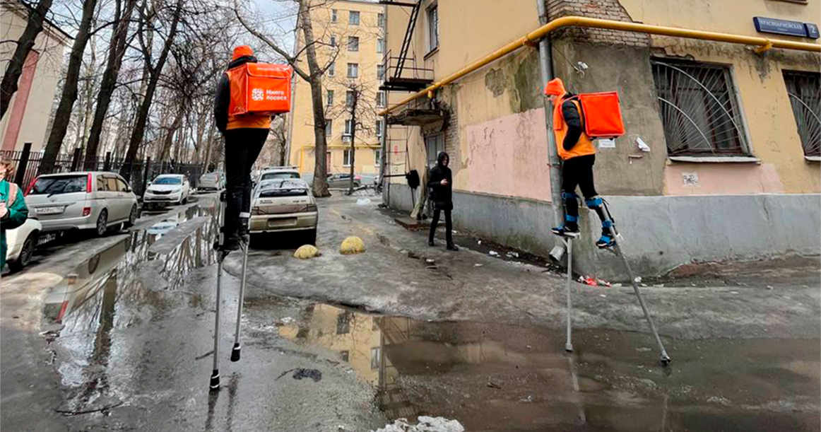 Сервис «Много Лосося» запустил доставку на ходулях в «подтопленные» районы Москвы