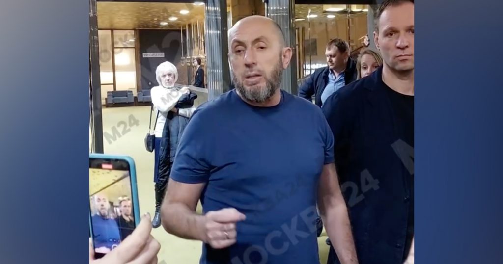 Вчера больше 100 человек не смогли попасть на спектакль во МХАТ: их билеты признали фальшивыми