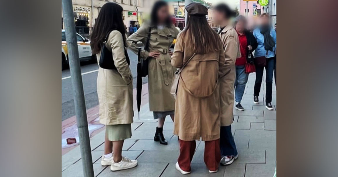 В районных группах смеются над самым популярным предметом одежды весны — бежевыми тренчами