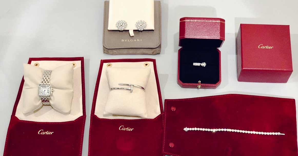 В Домодедово задержали россиянку, которая пыталась провезти Cartier и Graff на 7,4 млн рублей