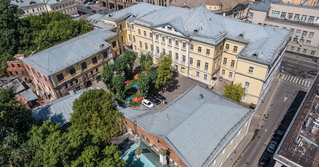 Вид из окна: на Музей архитектуры им. А. В. Щусева